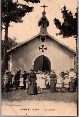une vieille photo montrant un groupe de personnes debout devant une église