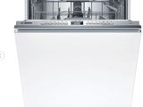 un lave-vaisselle blanc posé sur un comptoir blanc