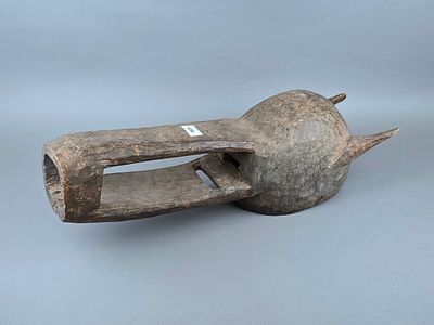 un vieil objet en bois percé d'un trou au milieu