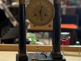 une horloge posée sur une table dans une pièce
