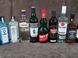 de nombreuses bouteilles d'alcool alignées sur une chaise