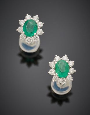 Paire de CLOUS d'OREILLES "marguerites" en or gris (750°/°°)…