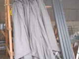 de nombreux morceaux de métal empilés dans un hangar