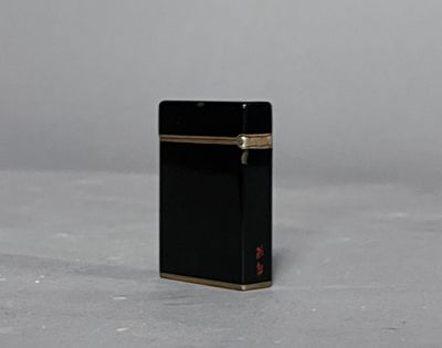 un briquet posé sur une table