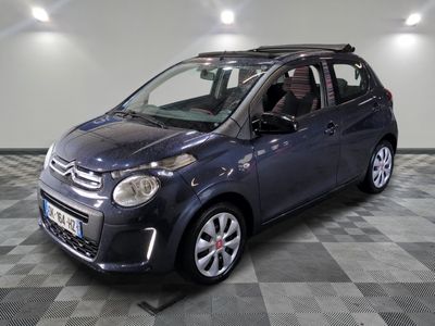 la petite voiture est garée dans le garage sur le sol en damier