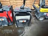 trois types différents de machines qui se trouvent dans le garage