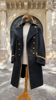 un manteau posé sur un mannequin devant un immeuble