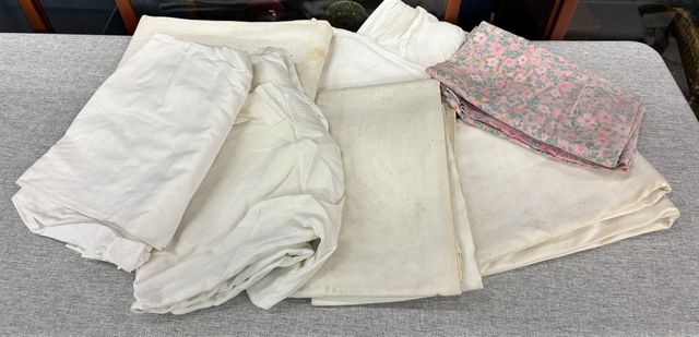 Un carton de draps. Vendu en l’état sans vérification préalable. 