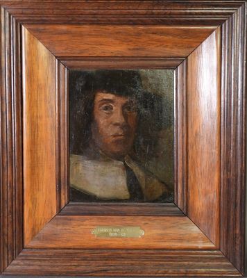 portrait d'un homme vêtu d'un manteau noir et d'une chemise à col blanc