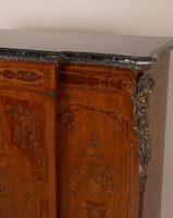 Cabinet à hauteur d'appui à ressaut centrale, en bois de pla… (photo 5)