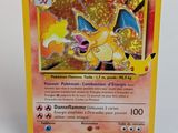 gros plan d'une carte pokemon sur une surface blanche