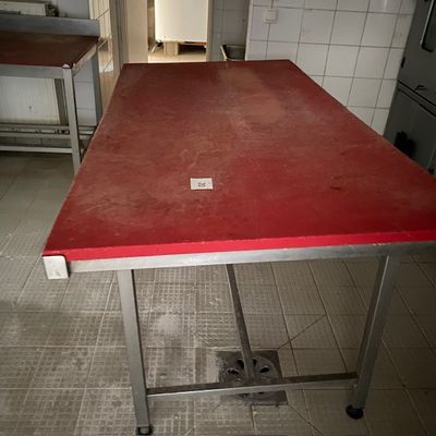 une photo d'une cuisine avec un plan de travail rouge