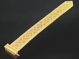 un bracelet en or orné d'un motif en forme de diamant