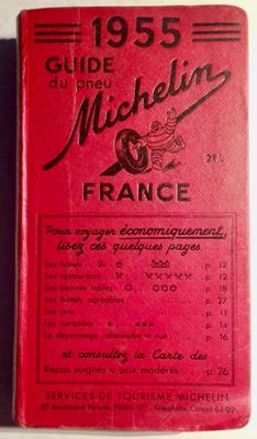 un vieux livre à la couverture rouge posé sur une table