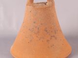 une cloche en argile percée d'un trou au milieu