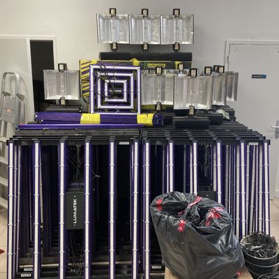 une table sur laquelle sont posés plusieurs objets