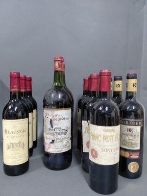 plusieurs bouteilles de vin sont alignées sur une table