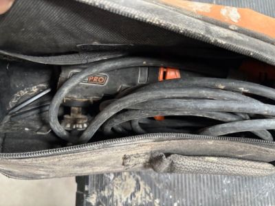 une personne tenant un bagage contenant des fils électriques