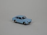 une petite voiture jouet posée sur une table