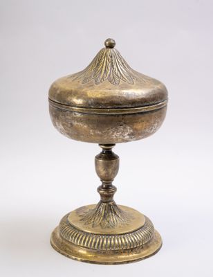 Grand ciboire en cuivre à intérieur doré, à décor ciselé de …