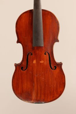 un vieux violon avec un archet sur fond blanc