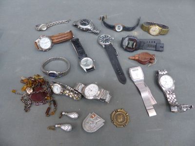 Dans un carton, ensemble de montres dont LIP, FESTINA et div…