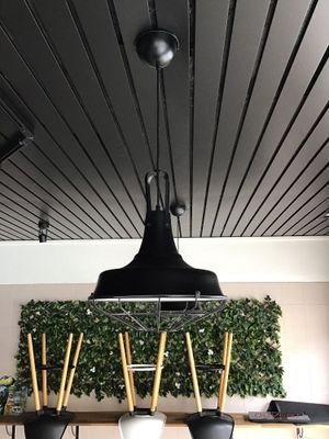 10 lustres suspendus en métal noirs. LOTS A RETIRER SUR RV VENDREDI 20 - Photo 1