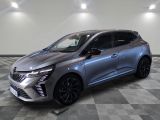 une voiture argentée garée sur le sol en damier d'un garage
