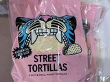un paquet de tortillas posé sur une table