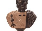 statue représentant le buste d'un homme avec un oiseau sur l'épaule