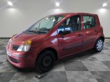 la photo d'une petite voiture rouge garée dans un garage