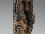 un gros plan sur une statue représentant une tête surmontée d'un serpent