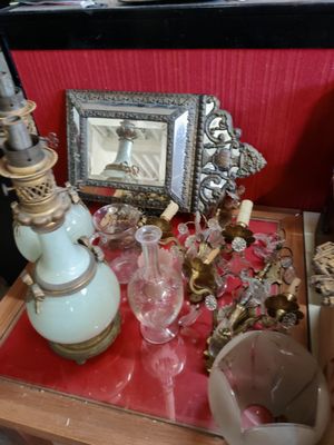 une petite table sur laquelle se trouvent un vase, une bougie et d'autres objets