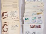 plusieurs enveloppes, sur lesquelles sont apposés des timbres, posées sur une table