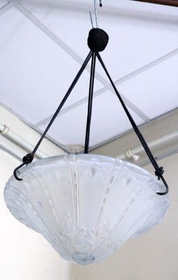 LORRAIN NANCY FRANCE, Plafonnier en verre pressé moulé à déc…