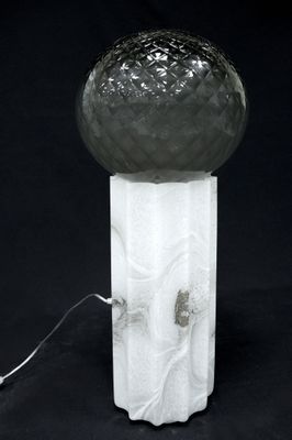 une lampe surmontée d'une boule en verre