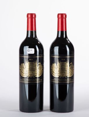 deux bouteilles de vin rouge posées l'une à côté de l'autre sur une surface blanche