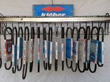 une photo d'un porte-outils avec des ciseaux suspendus sur le côté