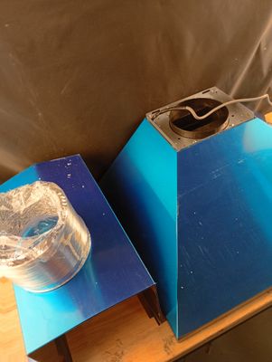 une boîte bleue contenant un protège-dents et une boîte bleue sur laquelle est posé un protège-dents