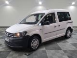 la camionnette blanche est garée sur un sol carrelé en damier