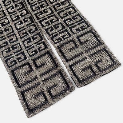 deux tapis noir et blanc posés sur une surface blanche, ornés d'un motif noir et blanc