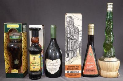 plusieurs bouteilles de vin sont alignées sur une table
