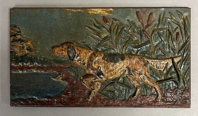 Plaque en fonte à décor polychrome en demi relief d'un chien…