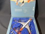 une boîte ouverte contenant une maquette d'avion