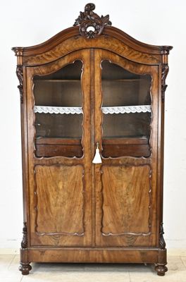 une photo d'une armoire en bois à portes vitrées dans une pièce