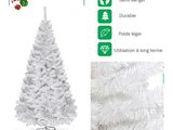 Le sapin de Noël est blanc et est décoré de décorations rouges et vertes.