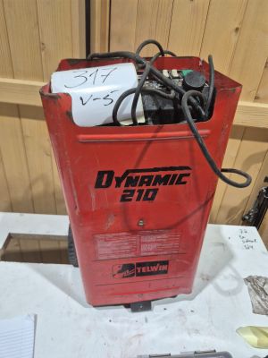 une machine rouge posée sur une table