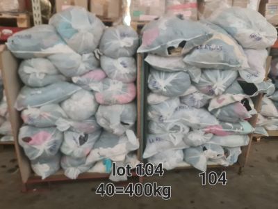Environ 400 kg de vêtements de seconde main en sacs, avec un…