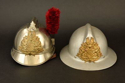 deux casques posés l'un à côté de l'autre sur une table