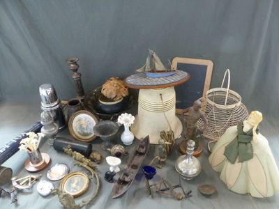 une table sur laquelle sont posés de nombreux objets anciens
